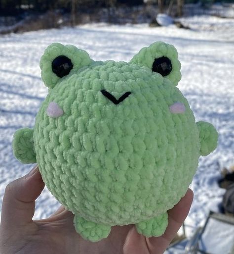 Crochet Plushies, Giraffe Crochet, Easy Crochet Animals, Crochet Frog, Crochet Animals Free Patterns, Crochet Business, Crochet Design Pattern, Kawaii Crochet, Crochet Decoration