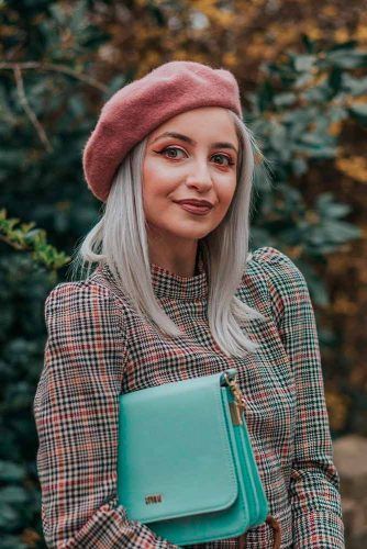 How To Wear A Beret Right: From Classic To Modern Looks ★ How To Wear A Beret Hat, Beret With Short Hair, Beret Hairstyles, How To Wear A Beret, French Hat, Leather Beret, Red Beret, Feminine Casual, Outfit Choices