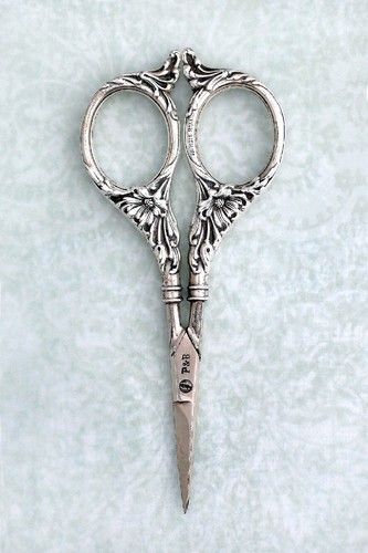 1910 F STERLING Embroidery Scissors ART NOUVEAU Design Sewing Siccors, Scissors Embroidery Pattern, Pretty Scissors, 1910 Embroidery, Vintage Embroidery Scissors, Victorian Scissors, Scissors Vintage, Antique Sewing Scissors, Scissors Art