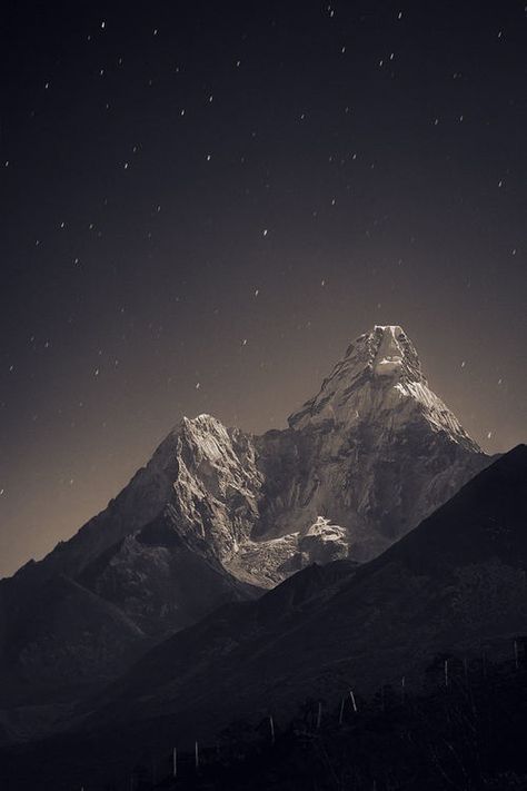 Mountain Views Norwegian Garden, Monte Everest, Himalayas Mountain, Art Random, Gray Art, White Nature, Beautiful Landscape Photography, Golden Background, Charcoal Drawings