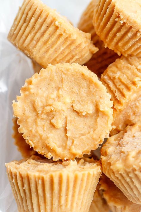 Peanut Butter Snacks Recipes: 12 Healthy Snacks You Can Make with Peanut Butter — Eatwell101 Cream Cheese Peanut Butter, Keto Cream Cheese, Desserts Keto, Keto Cream, Keto Pancakes, Fat Bomb Recipe, Low Carb Dessert, Low Carb Sweets, Keto Fat