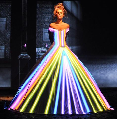 If It's Hip, It's Here: Fashion Show Fairytale Light Projection. Franck Sorbier Haute Couture AW 2012. Futuristic Dress, Costume Carnaval, Mode Pop, Neon Dresses, Neon Outfits, Tim Walker, Technology Fashion, Futuristic Fashion, Wearable Tech