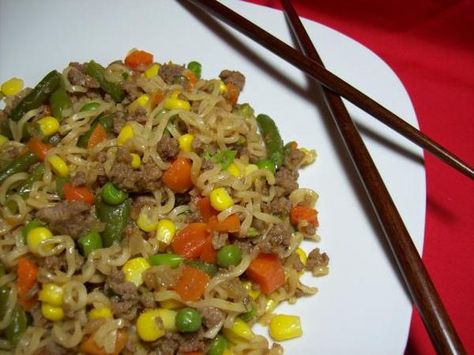 Hamburger Skillet Supper Hamburger Skillet, Mixed Veggies, 5 Ingredient Dinners, Ramen Noodle Recipes, Hamburger Recipes, Ramen Recipes, Supper Recipes, A Magazine, Ground Beef Recipes