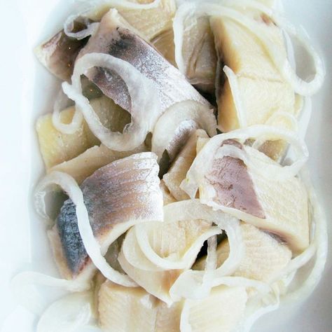 Pickled Herring Recipe, Pickled Fish Recipe, Herring Recipes, Pickled Herring, Danish Cuisine, Lithuanian Recipes, Jewish Cuisine, Norwegian Food, Scandinavian Food