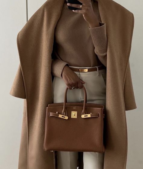 Neutral Color Winter Outfits, Hermes Closet, Expensive Outfits Classy, Beige Bag Outfit, Coats Outfits, Expensive Outfits, Look Office, Desert Fashion, Timeless Outfits