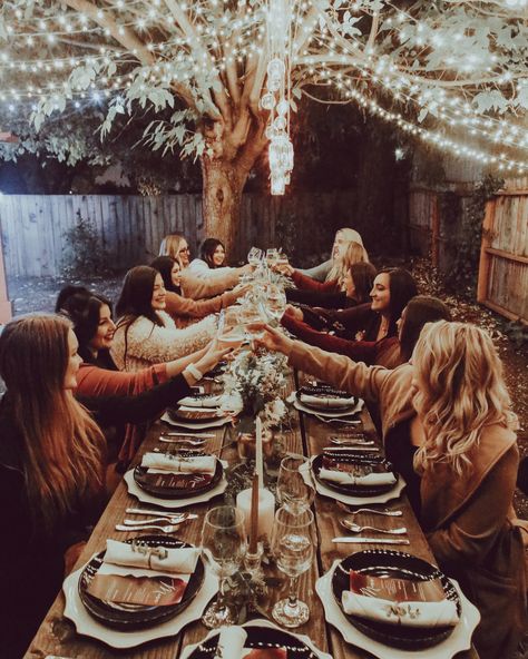 Friendsgiving Aesthetic, Friendsgiving Dinner Party, Night Picnic, Friendsgiving Decorations, Happy Friendsgiving, Outdoor Thanksgiving, Thanksgiving Background, Friendsgiving Dinner, Friendsgiving Party