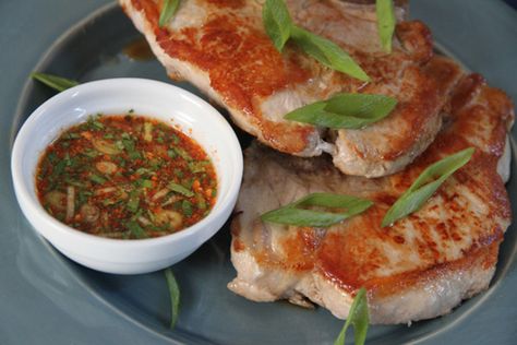 This smoky, spicy, assertive dipping sauce goes very well with grilled meats. Hold the thick, cloying marinade or sauce; marinate your choice of meat as simply as you can; then grill (or pan-fry) it and serve it with this regional dip. Warm Thai sticky rice on the side sure won't hurt. Thai Chili Pepper Recipes, Lowcarb Meals, Thai Chili Peppers, Thai Sticky Rice, Chili Dipping Sauce, Thai Dipping Sauce, Thai Chili Pepper, Chili Pepper Recipes, Spicy Dipping Sauce