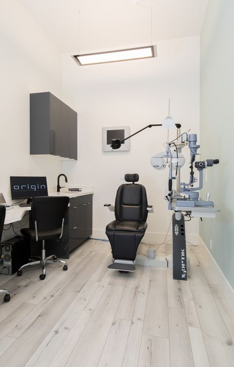 Small Optometry Office Ideas, Optometry Clinic Interior Design, Optometry Exam Room, Ophthalmology Clinic Design, Clinic Room Design, Eye Clinic Interior Design, Optometry Office Design, Eye Doctor Office, Optical Office