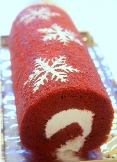 Red velvet cake roll with snowflake. Christmas Eve sweet Red Velvet Cake Roll, Red Velvet Cake Recipe, Velvet Cake Recipes, Cake Roll Recipes, Roll Recipes, Christmas Sweets, Xmas Food, Roll Cake, Christmas Cooking