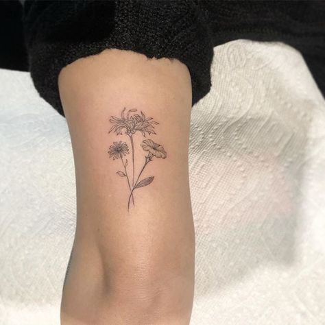 Tattoo Daisies, Drawing Daisies, Daisies Drawing, Small Undercut, Aesthetic Daisies, Daisies Tattoo, Daisies Aesthetic, Homemade Tattoo, Splatter Tattoo