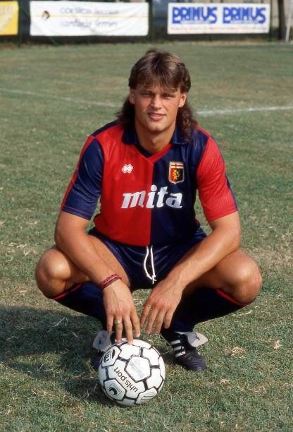 Tomas Skuhravy of Genoa in 1990. Genoa Cfc 1893, Genoa Cfc, Italian Football, Vintage Football, Genoa, Soccer Ball, Football Team, Football Club, Soccer