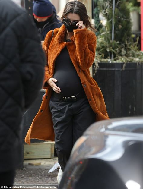 She is expecting her first baby: And Emily Ratajkowski draped her bump in a Manhattan chic... Emily Ratajkowski Style Street Pregnant, Emily Ratajkowski Pregnancy Outfits, Emily Ratajkowski Pregnancy Style, Preg Outfits, Jenner Pregnant, Em Rata Style, Megan Fox Hair, Bump Fashion, Emily Ratajkowski Style