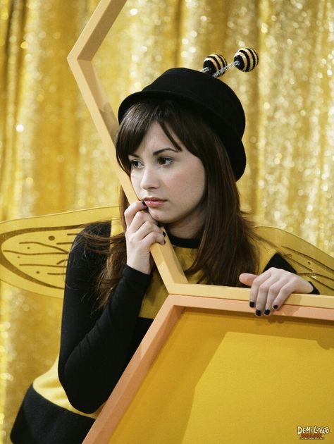 Demi Lovato in Sonny with a Chance. Demi Lovato Young, Sonny With A Chance, Alice In Wonderland Pictures, Bee Costume, Camp Rock, Disney Channel Stars, Disney Alice, Tv Actors, Demi Lovato