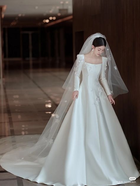 Korean Wedding Dress With Veil, Elegant Wedding Dress With Veil, Wedding Dress Add Ons, Midsize Bride Dress, Korean Wedding Dress Elegant, Wedding Dress Dior, Simple Wedding Dress With Veil, Wedding Gown Korean, Korean Wedding Dress Simple