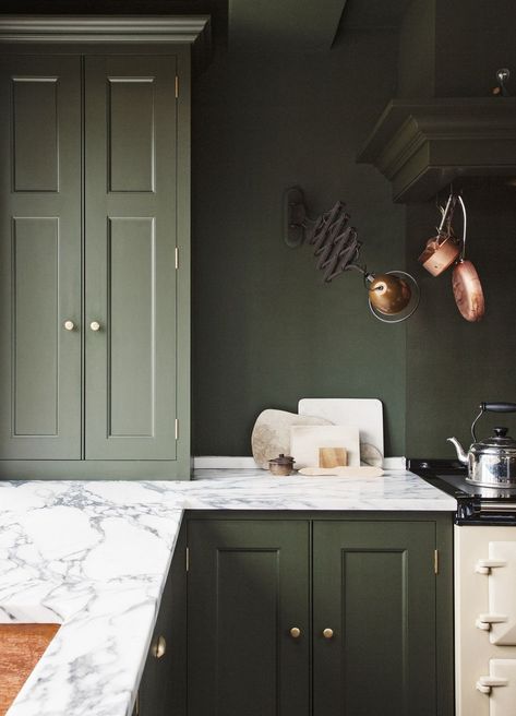 Traditional English Kitchen, Green Kitchen Walls, Historic Kitchen, Dark Green Kitchen, Kitchen Cabinet Trends, English Kitchen, Green Kitchen Cabinets, Kitchen Wall Colors, Wood Kitchen Cabinets