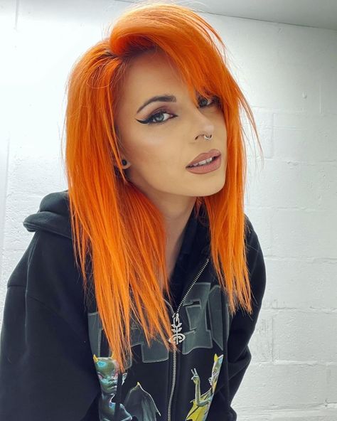 Black And Orange Hair Split, Orange And Green Hair, Hair Split Dye, Black And Orange Hair, Black And Pink Hair, Gothic Stuff, Split Dye, Split Hair, Alt Girls