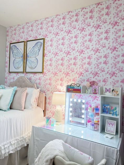 Dressor Decor, Preppy Apartment, Preppy Dorm Room, Dorm Room Styles, Preppy Decor, College Dorm Room Decor, Dorm Room Designs, Beauty Room Design, Dorm Room Inspiration