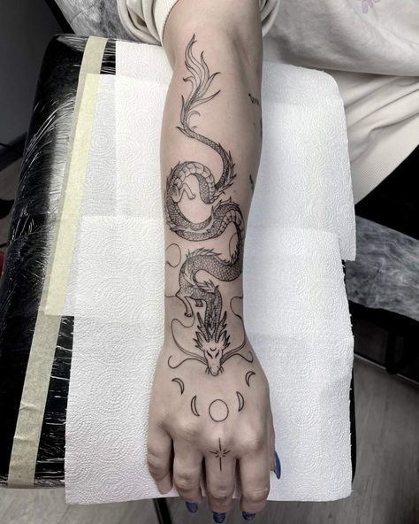 Dragon Tattoo Wrapped Around Arm, Dragon Tattoo Forearm, Dragon Hand Tattoo, Ink Tattoo Design, Dragon Tattoo Arm, Underarm Tattoo, Dragons Tattoo, Around Arm Tattoo, Tattoo Design Tattoo