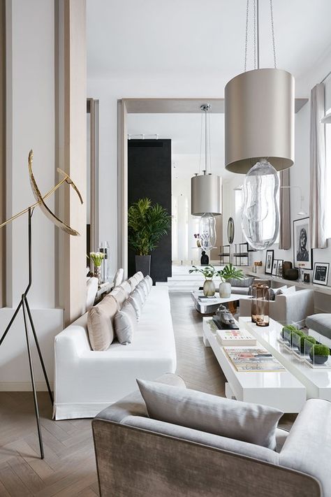 Discover Kelly Hoppen's spacious house in west London with an open-plan space, on HOUSE - design, food and travel by House & Garden. Kelly Hoppen Interiors, Moderne Pools, Kelly Hoppen, Casa Country, Top Interior Designers, Contemporary Interior Design, Hospitality Design, White Furniture, A Living Room