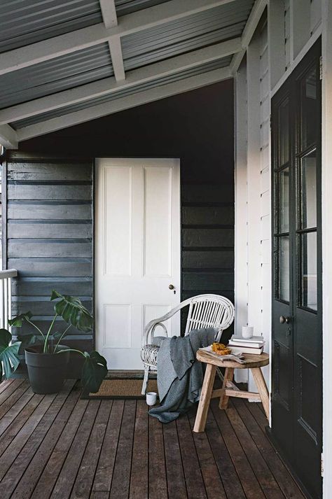 Farmhouse Verandah, Exterior Paint Colours, Country Style Magazine, Australian Country, Weatherboard House, House Country, Exterior Paint Colors For House, Casa Exterior, Purpose Driven