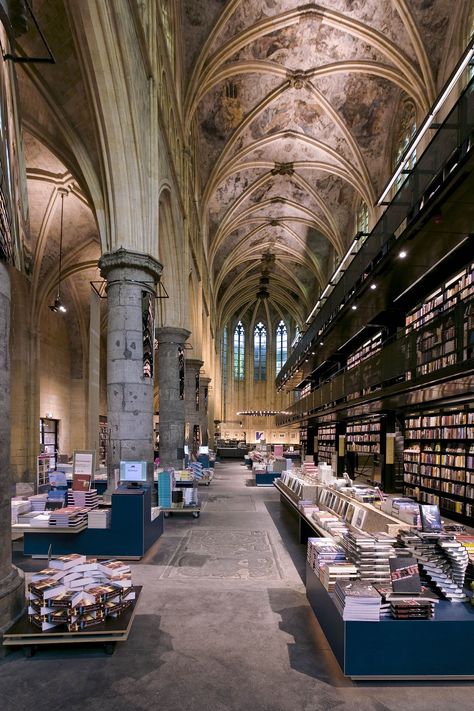 Selexyz Bookstore, located in a former 13th century Dominican church in Maastricht, The Netherlands Books On Shelves, Maastricht Netherlands, Beautiful Library, Netherlands Travel, Loire Valley, Design Hotel, Grand Palais, World Pictures, To Study