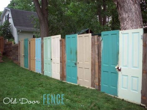 DIY Ideas With Old Fence Posts - Old Door Fence - Rustic Farmhouse Decor Tutorials and Projects Made With An Old Fence Post - Easy Vintage Shelving, Wall Art, Picture Frames and Home Decor for Kitchen, Living Room and Bathroom - Creative Country Crafts, Seating, Furniture, Patio Decor and Rustic Wall Art and Accessories to Make and Sell http://diyjoy.com/diy-projects-old-windows Fence Door, Diy Privacy Fence, Privacy Fence Designs, Old Wooden Doors, Doors Repurposed, Diy Fence, Building A Fence, Privacy Fences, Fence Art