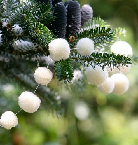 guirlande de noël avec pompons Diy Snowman Ornaments, Pompom Garland, Baby Shower Garland, Pom Garland, Yarn Pom Pom, Estilo Country, Christmas Tree Garland, Christmas On A Budget, Tree Garland