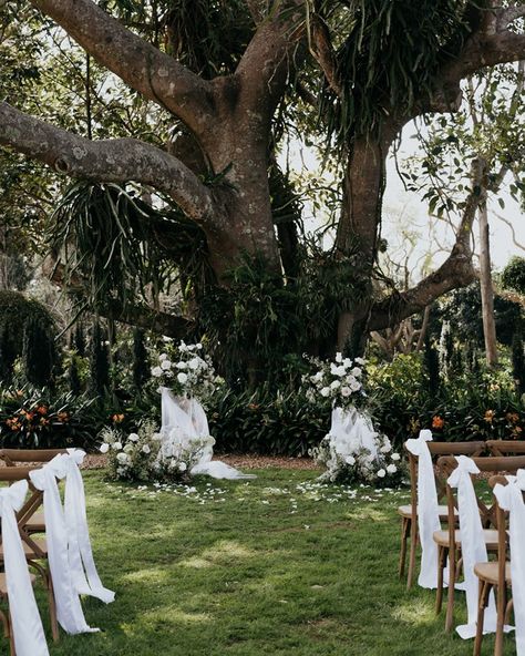 At the prestigious @gabbinbar Homestead, this wedding styled shoot exemplifies luxury and refinement, with every detail expertly curated by top-tier vendors! Love list: Venue: @gabbinbar Photography: @laurenwildcreative Secondshooter/BTS: @liliandpearl @loversbyliliandpearl Videography: @laurenwildcreative Dress: @twoheartsbridalstudio Florals: @run.wild.flora Hire: @popupeventco Stylist: @wedme.com.au Reception florals: @run.wild.flora and @popupeventco Models: @gerard.and.cara.m... Gabbinbar Homestead, Bartrams Garden Wedding, Gabbinbar Homestead Wedding, Botanical Garden Wedding Photos, Santa Barbara Botanic Garden Wedding, Olbrich Botanical Gardens Wedding, Love List, Styled Shoot, Wedding Inspo