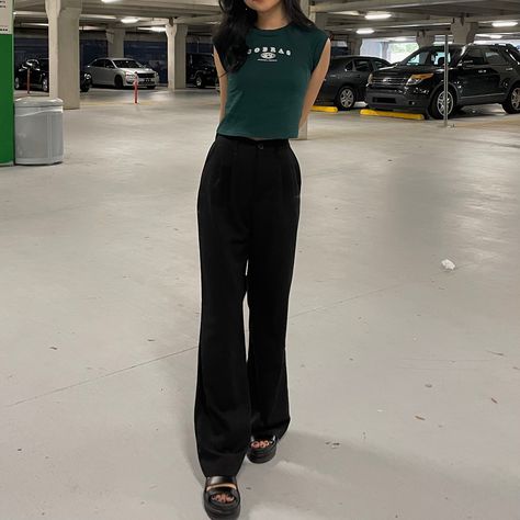 Casual Outfits With Slides, Wedge Platform Sandals Outfit, Outfit With Sandals Aesthetic, Outfits With Sandals Aesthetic, How To Style Platform Sandals Outfit, Black Slacks Outfit Aesthetic, Blaire Slides Outfit, Dr Martens Slides Outfit, Wedge Sandals With Jeans