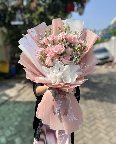 Bouket Flowers Aesthetic, Big Bouquet Of Flowers Gift, Bouquet Of Flowers Graduation, Pink Bouquet Aesthetic, Minimal Flower Bouquet, Buket Aesthetic, Bouquet Wisuda, Graduation Flowers Bouquet, Cute Bouquet