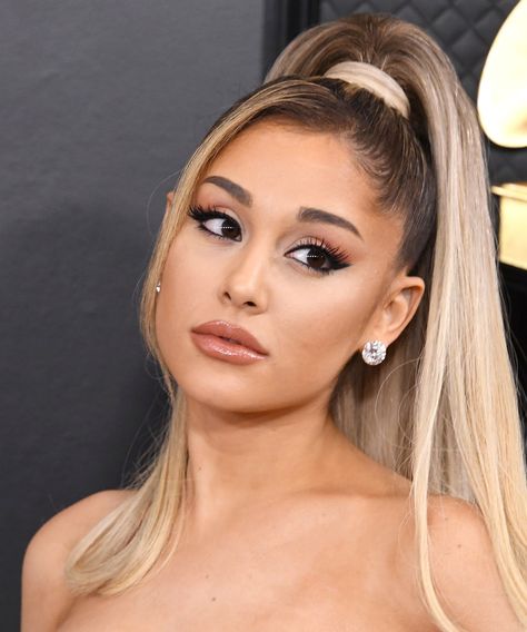 Ariana Grande Chopped Off Her Iconic Ponytail #refinery29 https://www.refinery29.com/en-gb/2021/07/10559912/ariana-grande-lob-haircut Ariana Grande Make Up, Ariana Grande Ponytail, Ariana Grande Makeup, Ariana Grande Hair, Summer Haircuts, Ariana Grande Style, Ariana Grande Cute, Ariana Grande Photoshoot, Lob Haircut