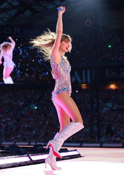 Bookmarks / X Taylor Swift Singing, Mother Pictures, Taylor Swift Tour Outfits, Cruel Summer, Swift Tour, Estilo Taylor Swift, Taylor Swift Music, Swift Photo, Pink Bodysuit