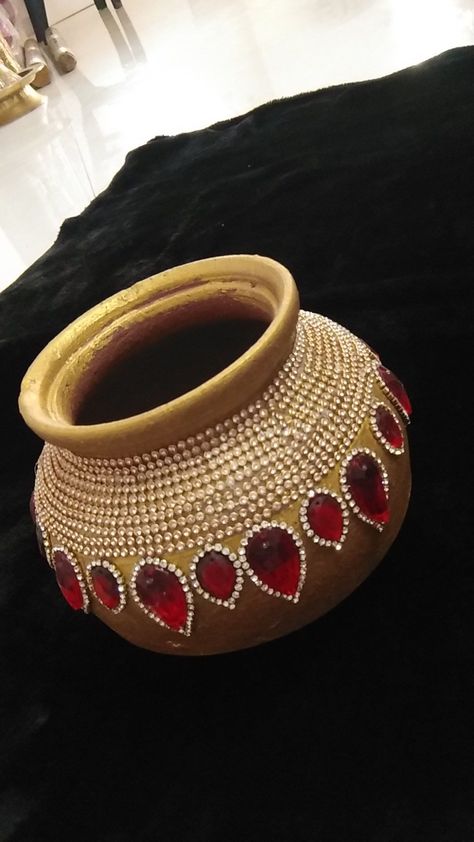 Handi Decoration Ideas, Matka Decoration Pots Wedding, Kalash Decoration Handmade, Matki Decoration Ideas, Indian Handicrafts Decor, Kalash Decoration, Handmade Decorative Items, Thali Decoration, Thali Decoration Ideas