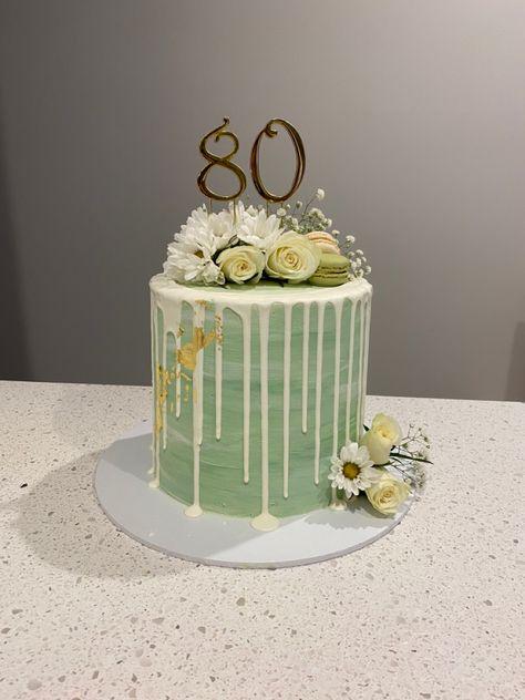 Birthday Cake For Women Green, Sage Green Birthday Cakes For Women, 21st Birthday Cake Sage Green, Green And White Cake Design, Sage And Gold Birthday Cake, Cake Designs Green And White, Pastel Green Cake, Green And Gold Cake Birthday, Light Green Cake Ideas