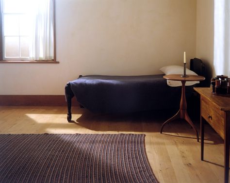 Shaker bedroom from the Met. My favorite room of all time Shaker Aesthetic, Shaker Bedroom, Radical Face, Shaker Design, Copacabana Palace, Home Design Magazines, Shaker Furniture, American Interior, Remodel Bedroom