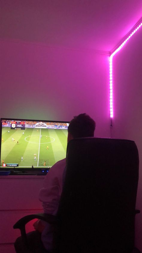 Led Game Room, Snaps To Make A Guy Jealous, Instagram Captions Happy, Boy Snaps Pic, Snap Friends, Chill Photos, Snapchat Picture, Cute Friend Pictures, Mood Instagram