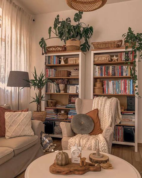 Modern Cottage Living Room, Bookshelves Living Room, Cottagecore House, Bookshelves In Living Room, Apartment Decoration, Beige Living Rooms, Wallpaper Home Decor, Cottage Living Rooms, Reading Nooks