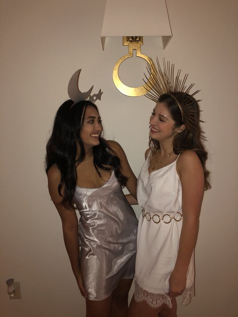 BFF Halloween costume sun & moon #sun #moon #halloweencostumes #bffhalloweencostumes #sunandmoon Sun And Moon Halloween, Moon Halloween Costume, Sun And Moon Costume, Two Person Halloween Costumes, Clueless Halloween Costume, Moon Costume, Costume Carnaval, Matching Halloween Costumes, New Halloween Costumes