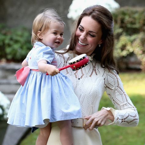 You Are Not Ready For These Photos of Prince George and Princess Charlotte's Canadian Play Date: Prince William and Kate Middleton's eight-day tour of Canada just keeps getting better and better. Princess Charlotte Dresses, Kate Middleton Stil, Moda Kate Middleton, Vévodkyně Kate, Style Kate Middleton, Prinz George, Duchesse Kate, Düşes Kate, Herzogin Von Cambridge