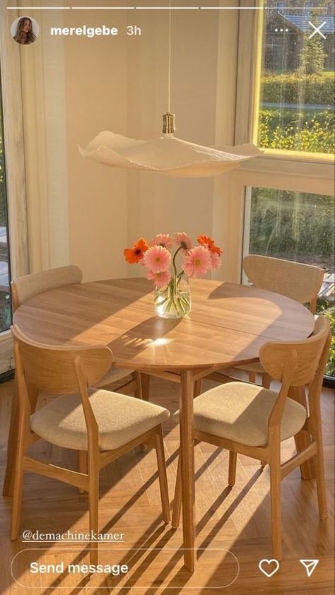 House Decorating Aesthetic, Callie Wilson Apartment, Small Apartment Inspiration Bedroom, Home Interior Design Small House, Small Dining Room Bar Ideas, Apartment Table And Chairs, Cozy Dining Chairs, Dining Room Inspiration Apartment, Simple Apartment Inspiration