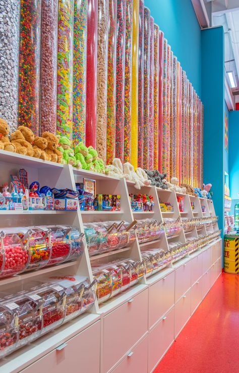 Candy Store Display Shelves, Candy Room Ideas, Candy Store Ideas, Candy Store Aesthetic, Candy Shop Design, Candy Shop Aesthetic, Candy Kiosk, Candy Closet, Vintage Candy Store