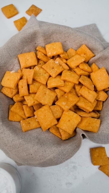 Jasmine on Instagram: "HOMEMADE CHEEZ-ITS 🧀 Guys, help. I can’t stop making these. I’ve literally eaten my body weight in cheez-its😂 These are just so good!! They are the perfect crunchy, salty, cheesy classic cheez-it and it’s impossible to tell they’re gluten free! Ingredients: 3/4 cup flour (I used @kingarthurbaking GF flour) 4 oz sharp cheddar cheese 3 tbsp butter 1/2 tsp salt 1 tbsp water Directions: place cheese in a food processor and pulse until smooth add butter and pulse again add Sweet Potato Crackers Recipe, Potato Crackers, Keto Brood, Sweet Potato Crackers, Homemade Cheez Its, Keto Crackers, Homemade Cheese Crackers, Cracker Recipe, Healthy Sweet Potato