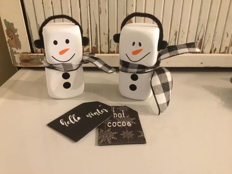 Snowman Candle, Wooden Christmas Crafts, Christmas Crafts To Make, Diy Dollar Tree Decor, Dollar Tree Decor, Dollar Tree Diy Crafts, Christmas Wood Crafts, Christmas Crafts For Gifts, Snowman Decorations