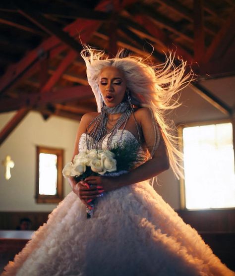 Cardi B Be Careful, Cardi B Album, Cardi B Video, Cardi B Pics, Cardi B Photos, Couple Pregnancy Photoshoot, Female Role Models, Jewerly Set, Celebrity Wedding Dresses