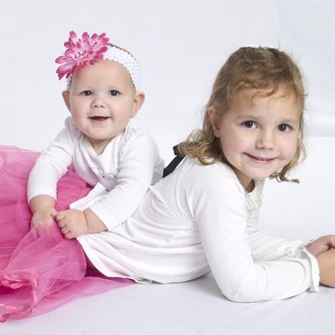 Big And Little Sister Photoshoot, Big Sister And Little Sister Pictures, Sister Photoshoot Kids, Jc Penny Photoshoot, Siblings Photoshoot Ideas, Photo Sister, Brother Sister Photography, Sibling Photography Poses, Jcpenney Portraits