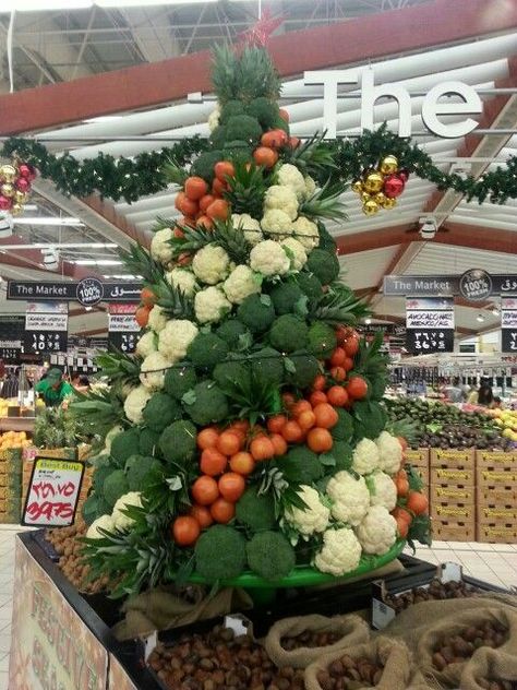 Fruit And Veg Shop, Farmers Market Display, Supermarket Display, Produce Displays, Vegetable Shop, Grocery Store Design, Fruit And Vegetable Storage, Supermarket Design, Fruit Display