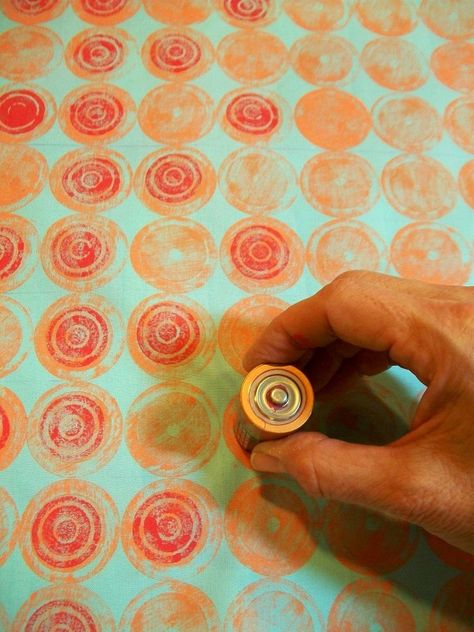 Print fabric with a battery and milk bottle top – Recycled Crafts Modern Fabric Patterns, Fabric Stamping, Gelli Printing, Stamp Printing, Bottle Top, Stamping Ideas, Milk Bottle, Recycled Crafts, Fabric Paint