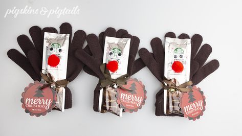 Reindeer Glove Treats | Cute Teacher Christmas Gift Ideas from Pigskins & Pigtails Student Christmas Gifts From Teacher Gloves, Kids Gloves Christmas Gift, Glove Christmas Gifts, Glove Christmas Gifts For Students, Christmas Gloves Gift Ideas, Glove Gift Ideas Christmas, Glove Gift Ideas, Christmas Gift Ideas For Students, Gloves Gift Ideas