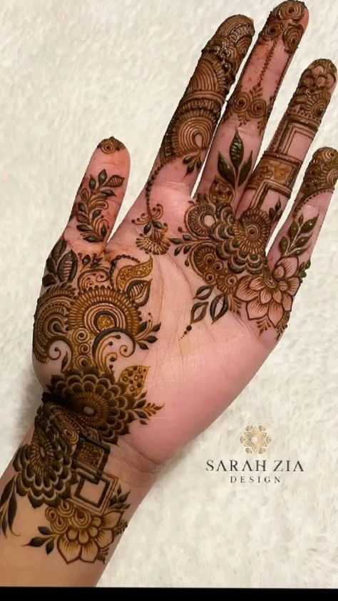 Simple Right Hand Mehndi Designs, Mehandi Designs Inside Hand, Mehndi Designs Inside Hand, Mehandi Designs For Front Hands, Henna Designs Inside Hand, Short Mehndi Design, Front Mehndi Design, Khafif Mehndi Design, Mehndi Designs Bridal Hands