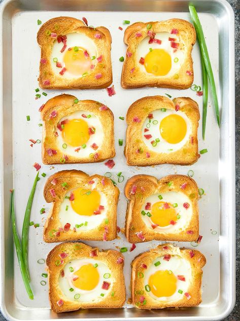 Sheet Pan Egg-In-A-Hole Baked Honey Garlic Chicken, Eggs In Oven, Ways To Cook Eggs, Eggs In A Basket, Cooking Breakfast, Over Easy Eggs, Fast Recipes, Potato Cakes, Easy Eggs